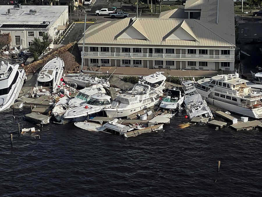 Barcos dañados en Fort Myers, Florida.