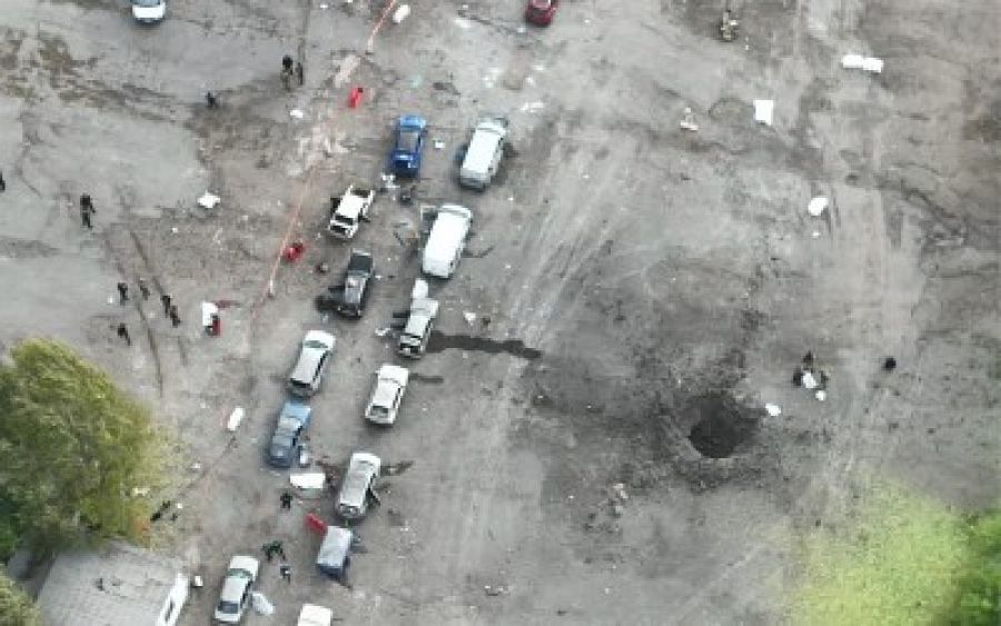 Una imagen captada desde un dron muestra el lugar donde un ataque con cohetes rusos contra un convoy humanitario en Zaporiyia ha dejado al manos 23 muertos