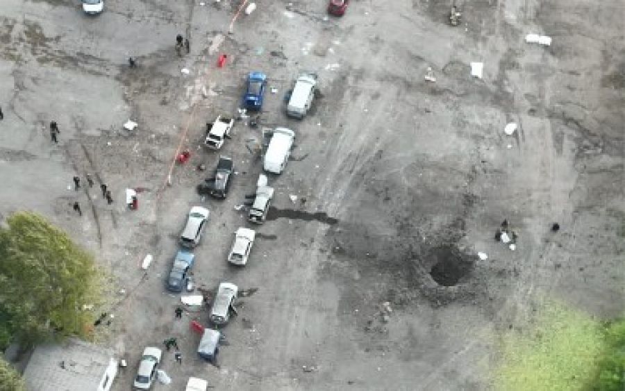 Una imagen captada desde un dron muestra el lugar donde un ataque con cohetes rusos contra un convoy humanitario en Zaporiyia ha dejado al manos 23 muertos 