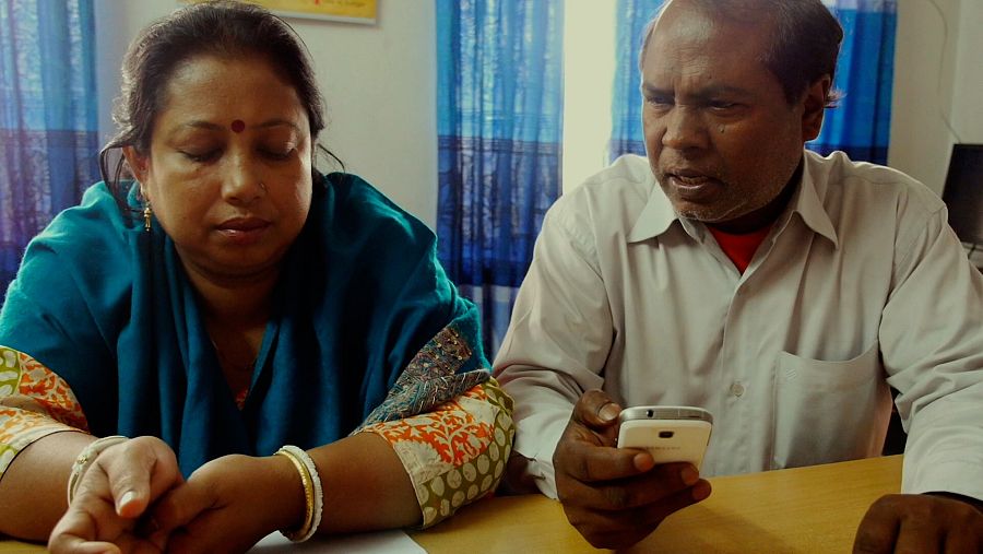 Shyamal trata con una proxeneta para sacar a una niña del burdel