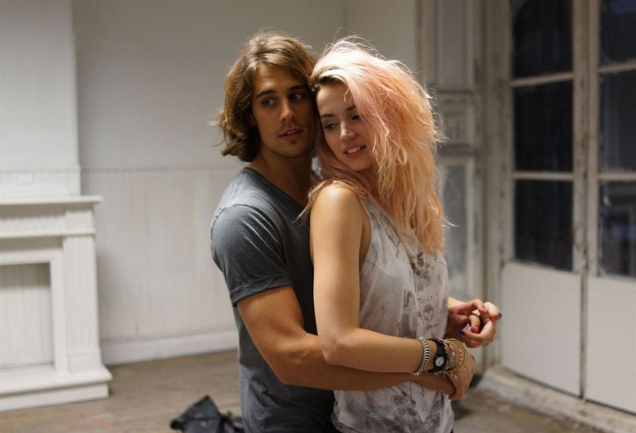 Martiño Rivas y Ana de Armas en 'Por un puñado de besos'