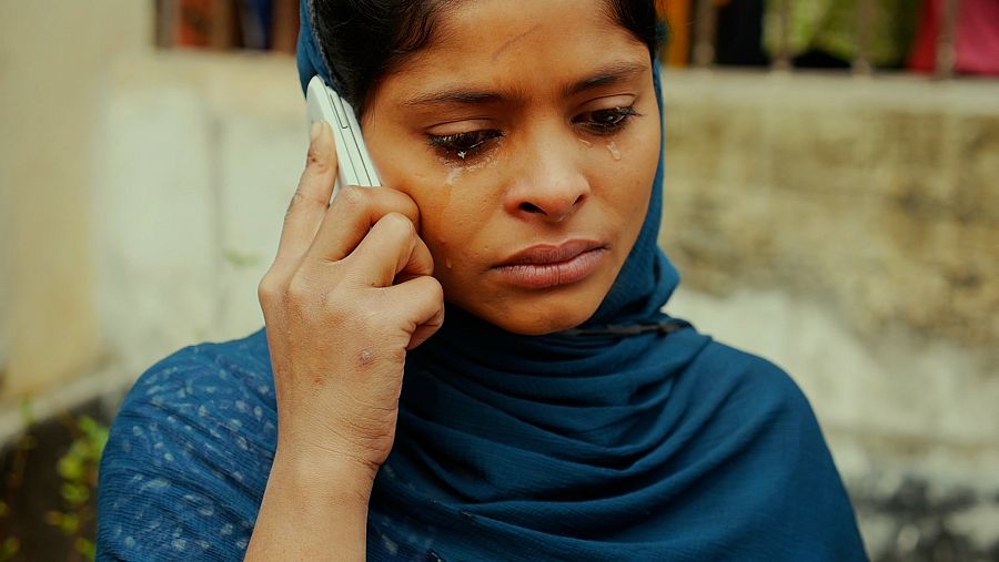 Monica logró escapar del burdel y ahora intenta convencer a su familia para que la acojan