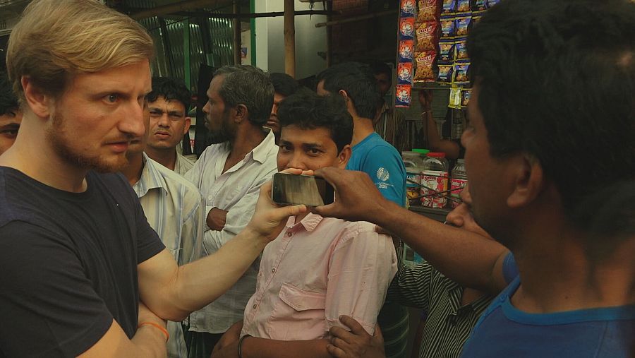 Michael Kranz enseña el vídeo de la niña del burdel a hombres de la calle en Faridpur