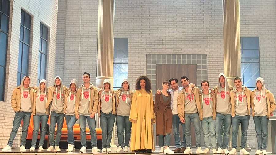 Foto de grup dels principals intèrprets de 'Ghost, el musical'