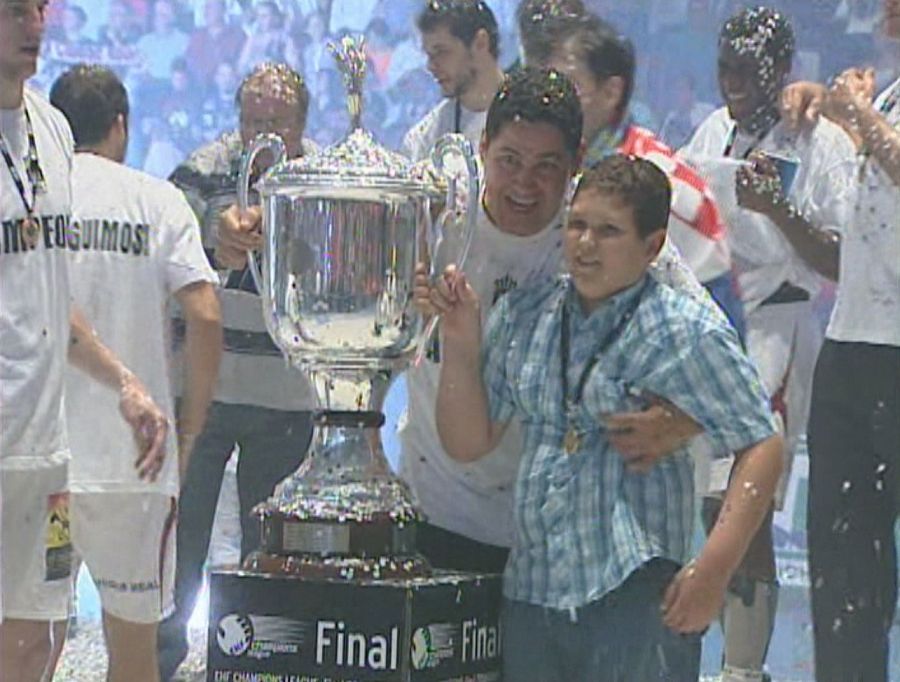 Rolando Uríos con la Copa de la Champions 2009