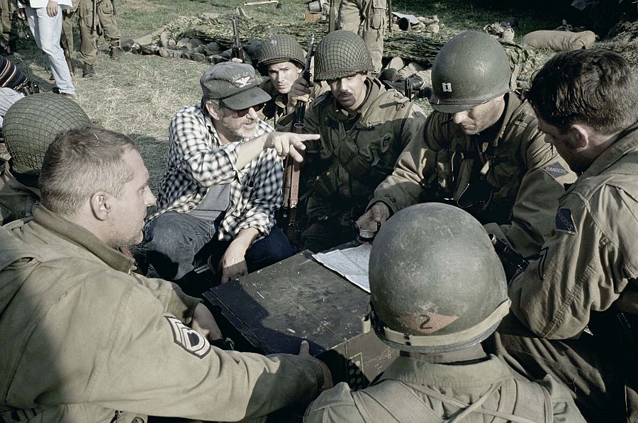 El director de cine Steven Spielberg durante el rodaje de 'Salvar al soldado Ryan' (1998)