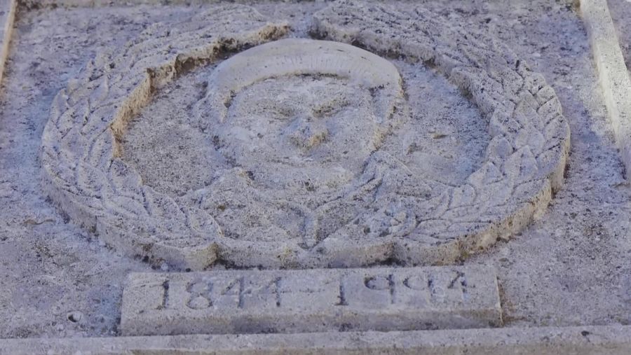 Grabado de la cara del Cura Merino en su tumba