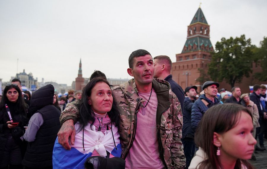 Una pareja durante el concierto de celebración por la anexión ilegal de cuatro regiones ucranianas, Moscú, Rusia