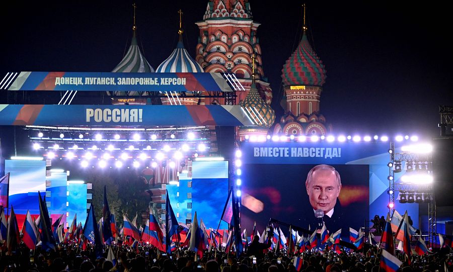 El presidente de Rusia, Vladímir Putin, da un discurso durante el concierto de celebración en Moscú