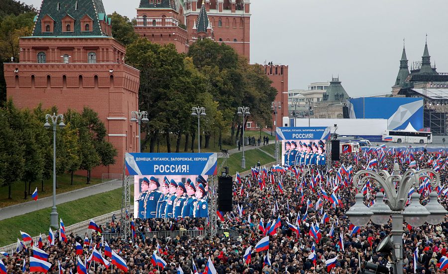 Una multitud asiste al concierto de celebración de la anexión ilegal de cuatro regiones de Ucrania en Moscú, Rusia