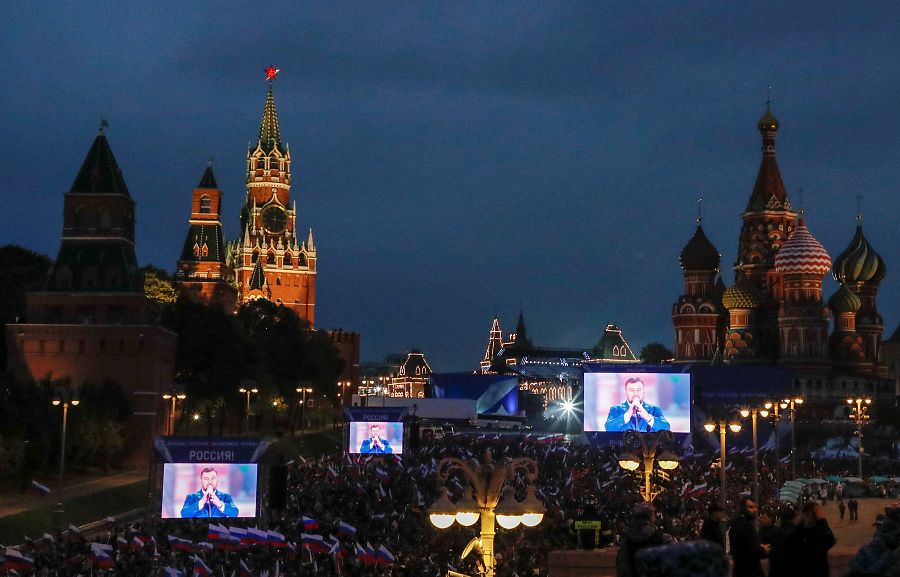 El líder ruso instalado en Donetsk, Denis Pushilin, en las pantallas instaladas en la plaza roja de Moscú, Rusia