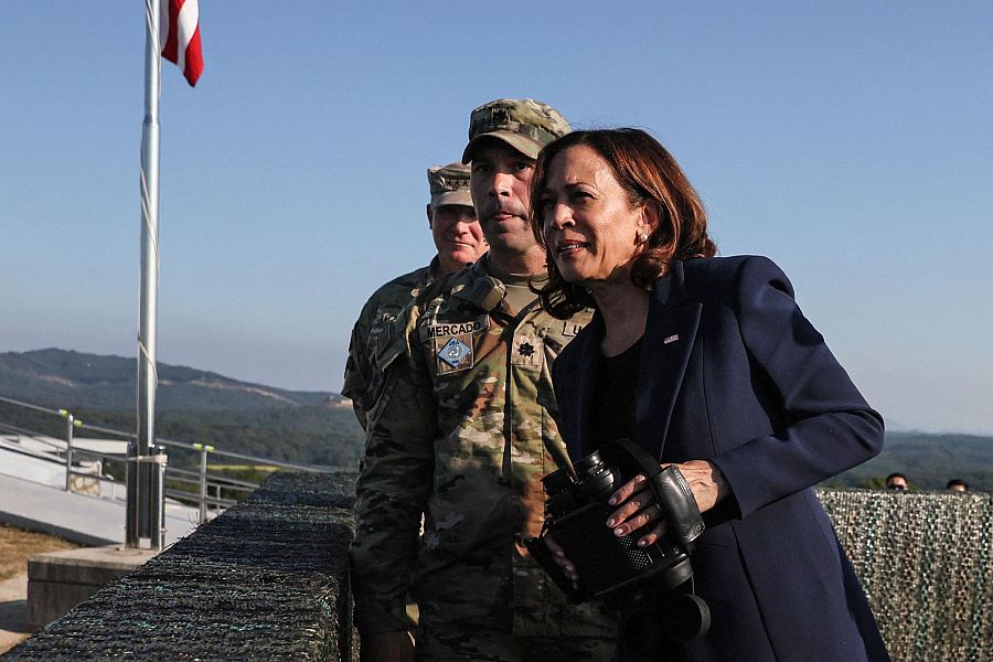 Kamala Harris visita la zona desmilitarizada (DMZ) que separa a Corea del Norte y del Sur, en Panmunjom.