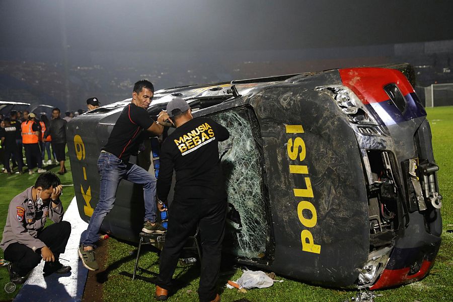 Un vehículo policial dañado tras los disturbios en el estadio Kanjuruhan.