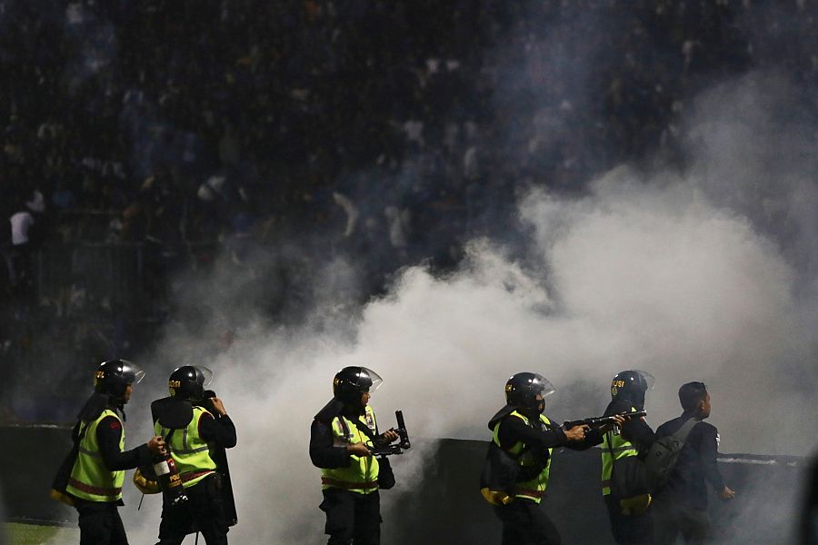 La policía dispara gas lacrimógeno en el estadio Kanjuruhan.