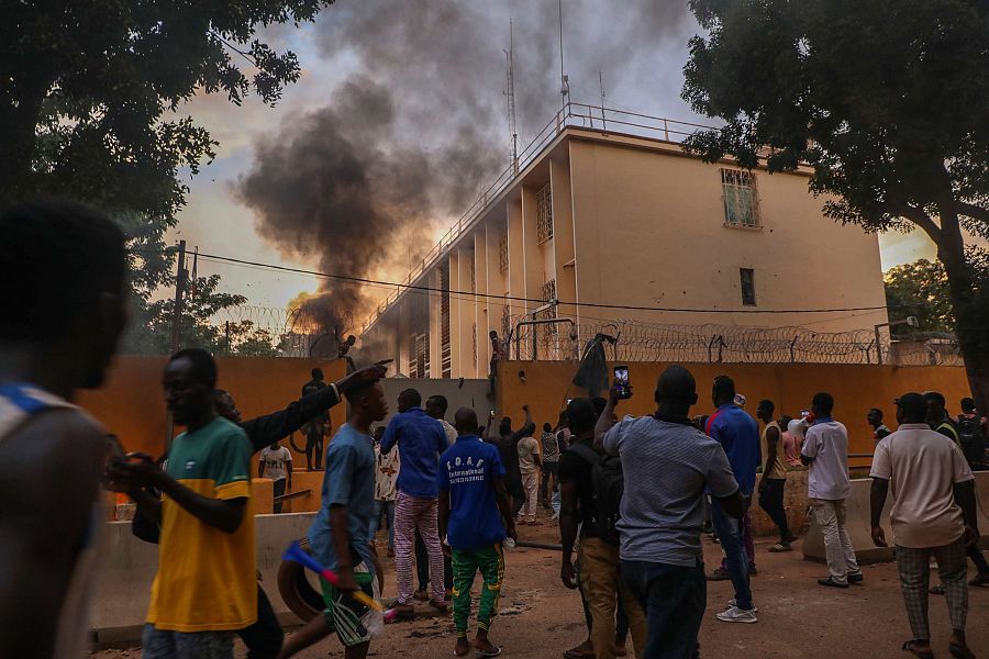 Habitantes de Uagadugú frente a la embajada francesa incendiada.