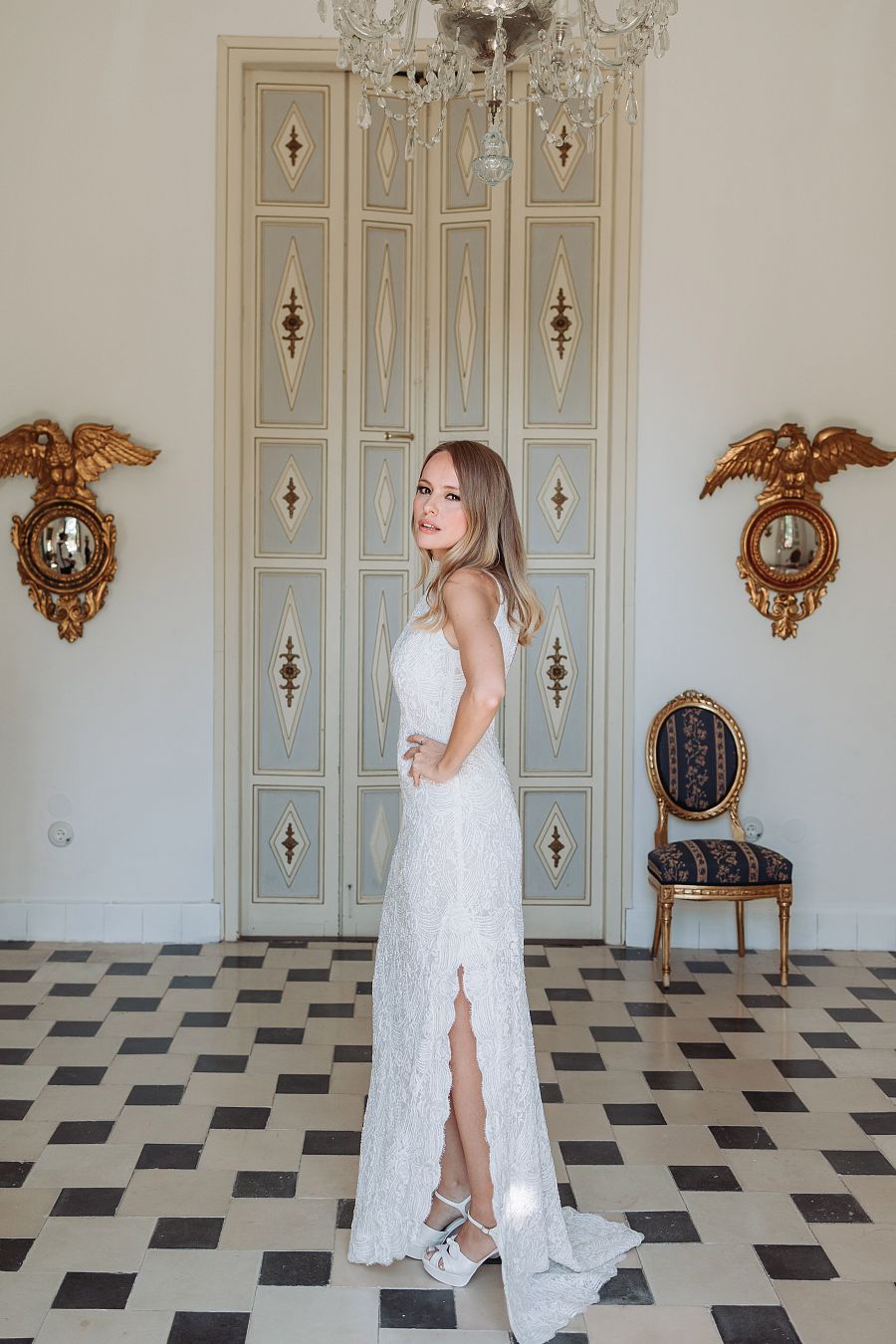 Esmeralda Moya con su vestido nupcial de Rosa Clará blanco con una gran abertura lateral en la pierna izquierda