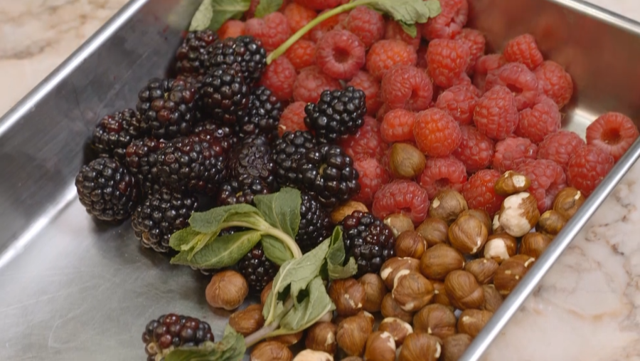 Algunos de los ingredientes de la receta de requesón con frambuesas