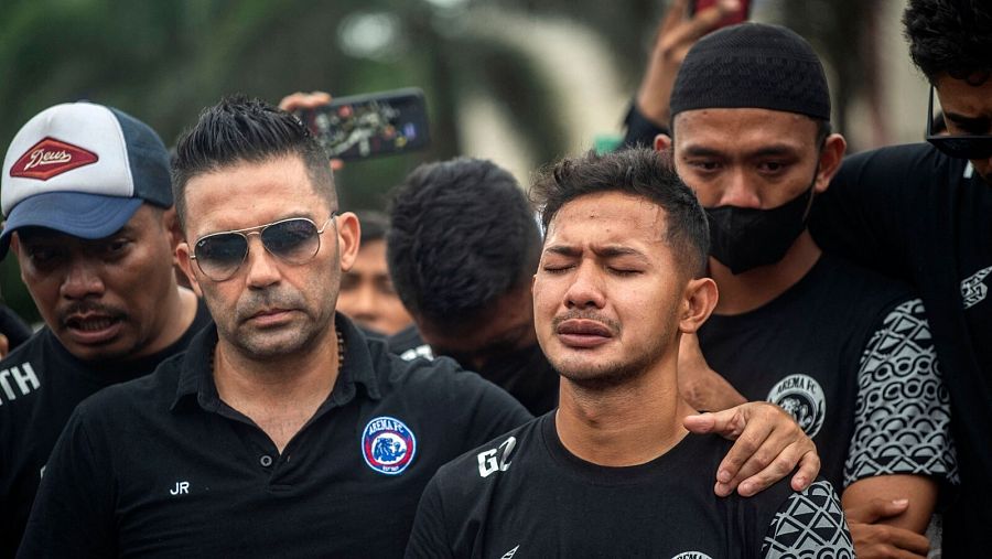 avier Roca, entrenador del AREMA FC, junto a sus jugadores