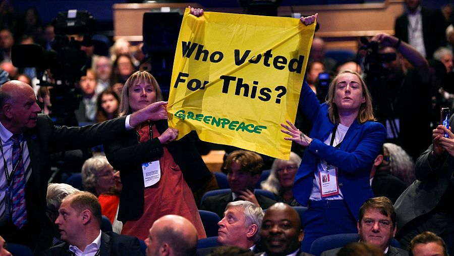 Dos activistas de Greenpeace protestan durante el discurso de la primera ministra Liz Truss en Birmingham. REUTERS/Toby Melville