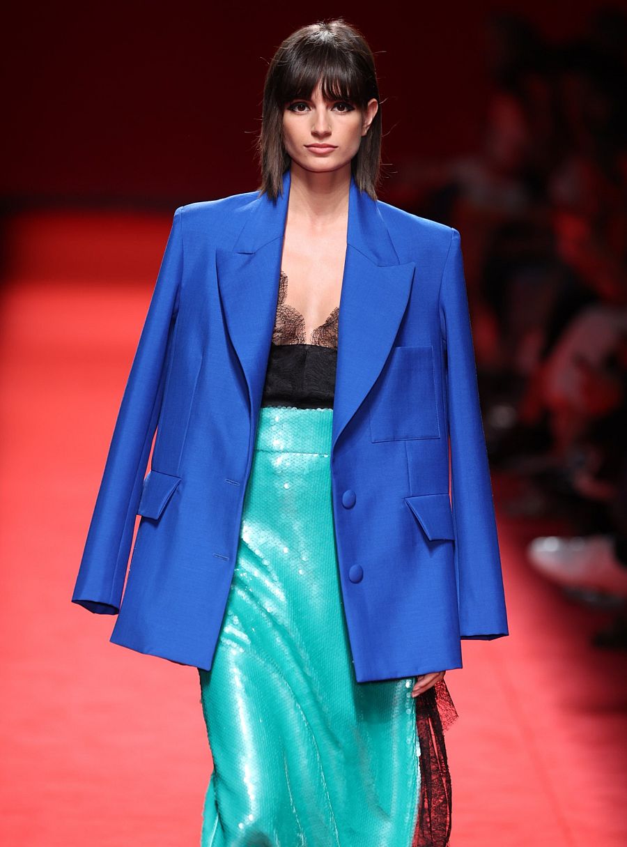 El azúl klein combina perfectamente tanto con negro como con cualquier tonalidad de azules