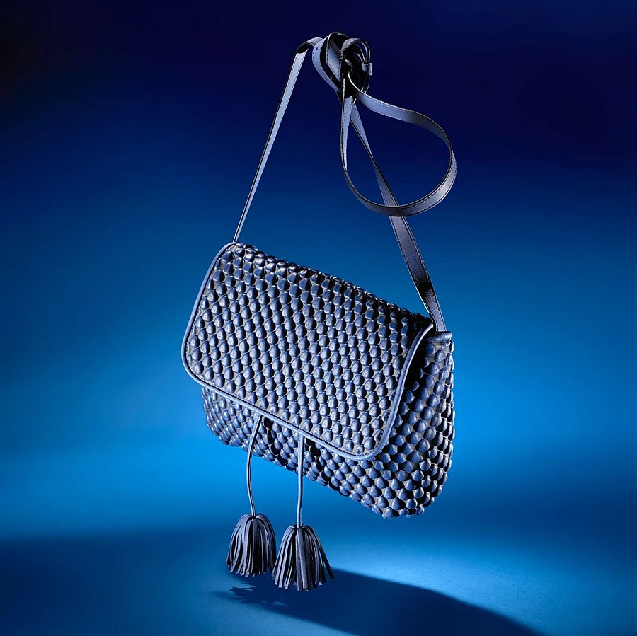 El azúl Klein también tiñe los complementos este año para todas aquellas que sólo quieran un toque de color en sus looks