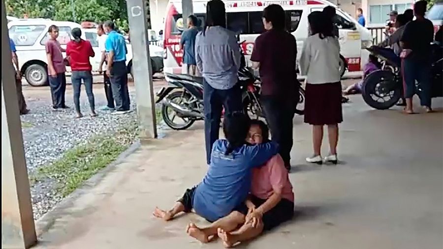 Una mujer llora desconsolada delante del lugar del tiroteo