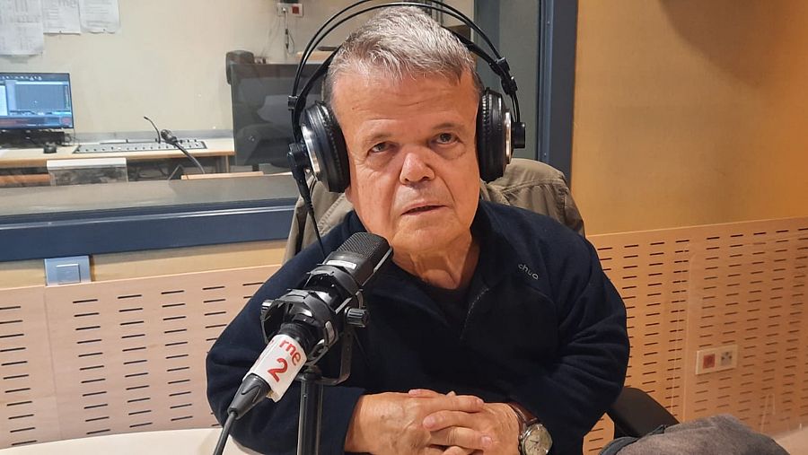 Josep María Alaña en los estudios de RNE