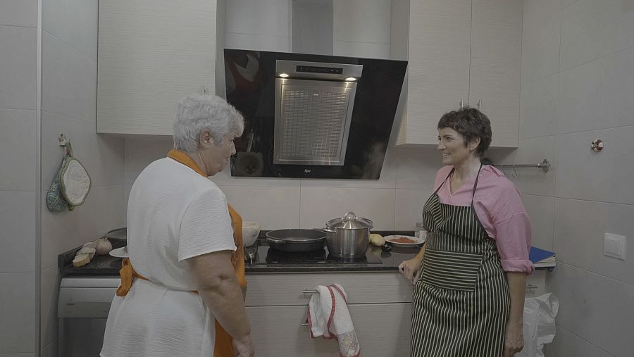 Silvia Abril aprèn a cuinar suquet de peix