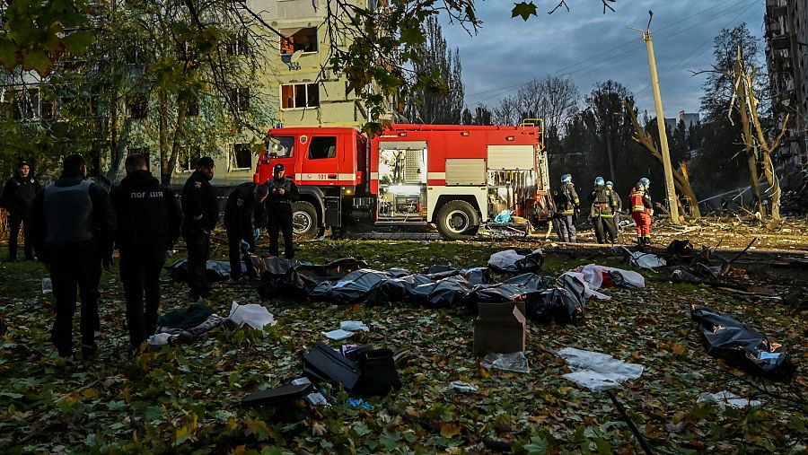 Cuerpos de las víctimas de un bombardeo en Zaporiyia