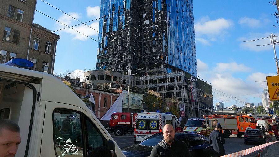 La Policía bloquea el paso en una de las zonas atacadas en Kiev. Al fondo, daños en un edificio por las explosiones. Foto: AP Photo/Efrem Lukatsky