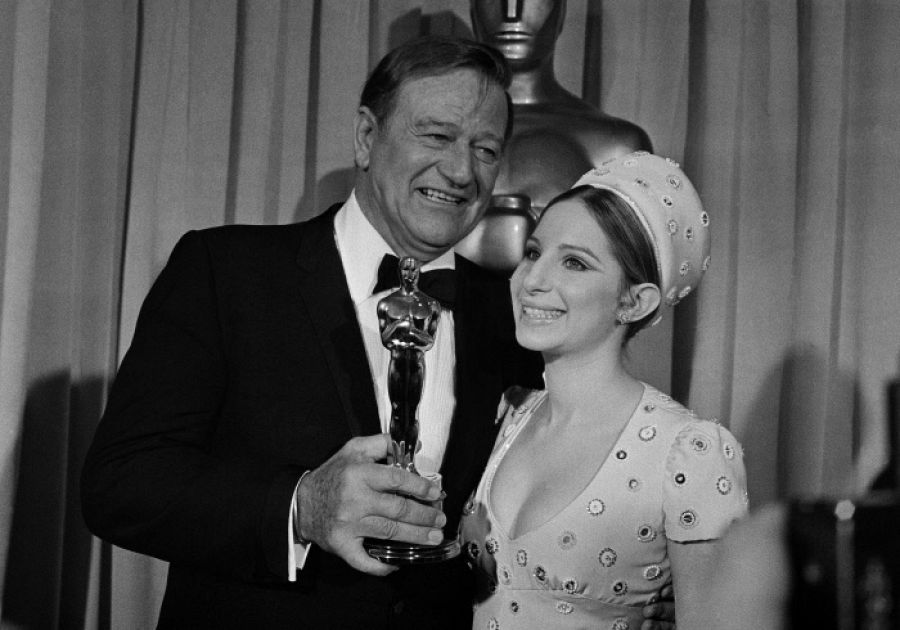 El actor John Wayne junto a Barbra Streisand