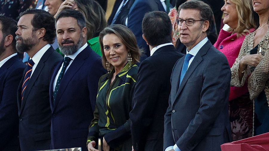 El líder popular, Alberto Nuñez Feijóo (d), junto al presidente de Vox, Santiago Abascal (2i), y la portavoz del PP en el Congreso, Cuca Gamarra (c).
