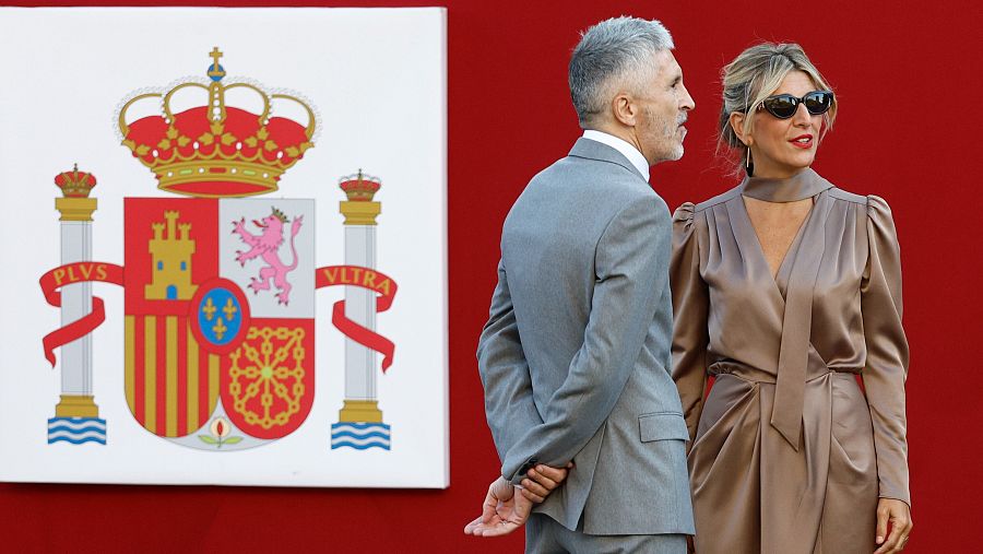 El ministro del Interior, Fernando Grande-Marlaska, conversa con la vicepresidenta segunda y ministra de Trabajo, Yolanda Díaz, a su llegada al desfile del Día de la Fiesta Nacional.