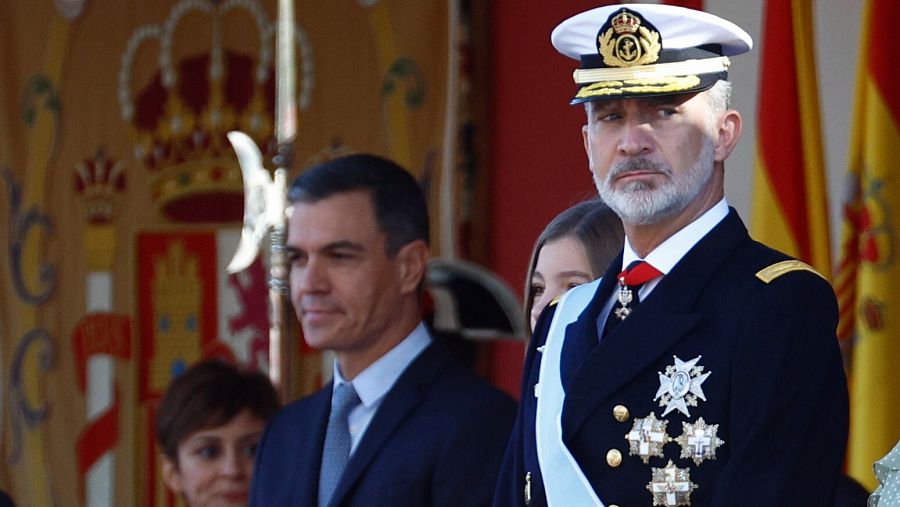 El rey Felipe VI preside el desfile del Día de la Fiesta Nacional, acompañado por la infanta Sofía (2d) y por el presidente del Gobierno, Pedro Sánchez.