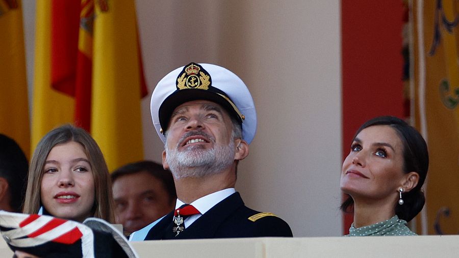 El rey Felipe VI, junto a la infanta Sofía y la reina Letizia.