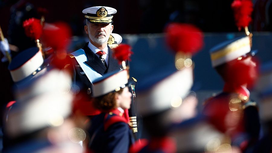 El rey Felipe VI pasa revista a la guardia que le rinde honores antes del desfile.