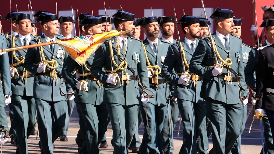 Miembros de la Guardia Civil participan en el desfile.