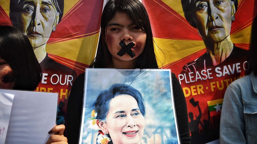 Una manifestante porta una fotografía en apoyo de Suu Kyi, en BangKok.