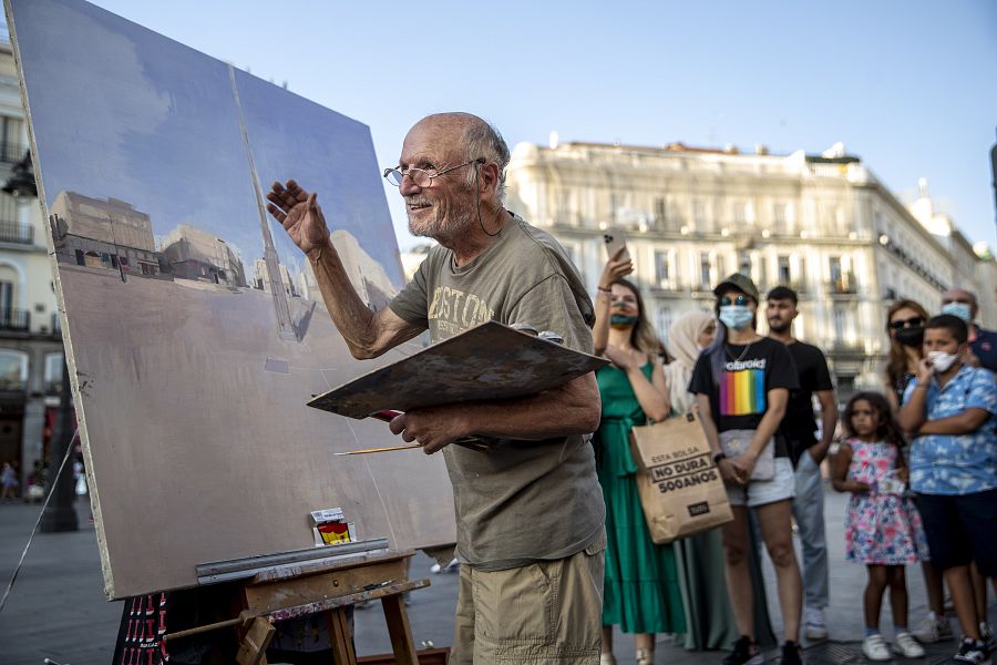 Antonio López pintando uno de sus cuadros el pasado agosto de 2021 en la Puerta del Sol de Madrid