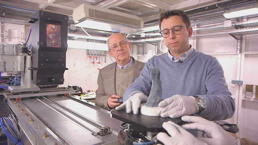 Daniel Delattre y Emmanuel Brun con papiro carbonizado