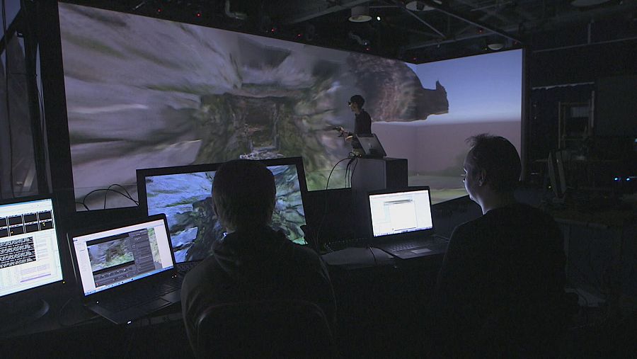 Arquelogo y equipo trabajan con realidad virtual inmersiva