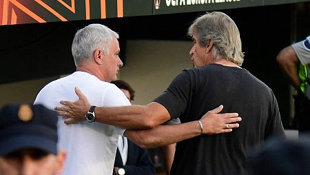 Jose Mourinho (i) y Manuel Pellegrini se saludan antes del Betis-Roma