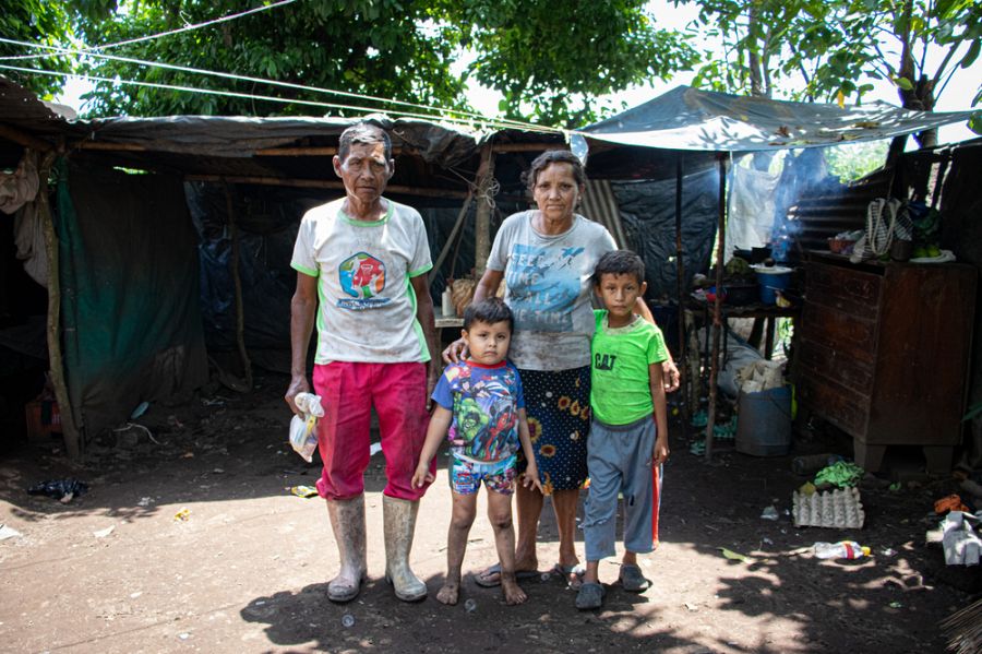 Salomón y su familia posando frente a su casa.