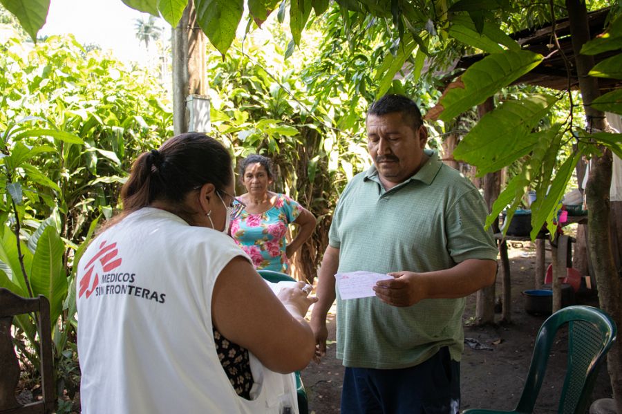 Un miembro de MSF atiende a un ciudadano guatemalteco.