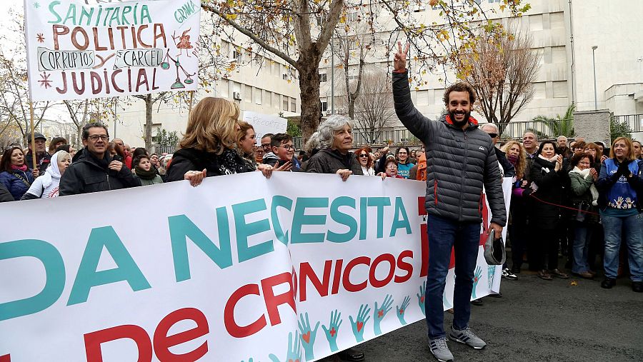 Manifestación alrededor del hospital Clínico de Granada para reivindicar que éste hospital sea convertido en hospital de crónicos, convocados la Asociación Justicia por la Sanidad, presidida por Jesús Candel, el 15 de diciembre de 2019