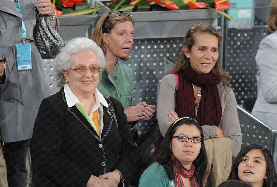 Pilar de Borbón junto a su sobrina la infanta Elena en un partido de tenis