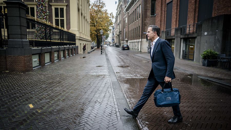 El primer ministro de Países Bajos se dirige a pié al Consejo de Ministros