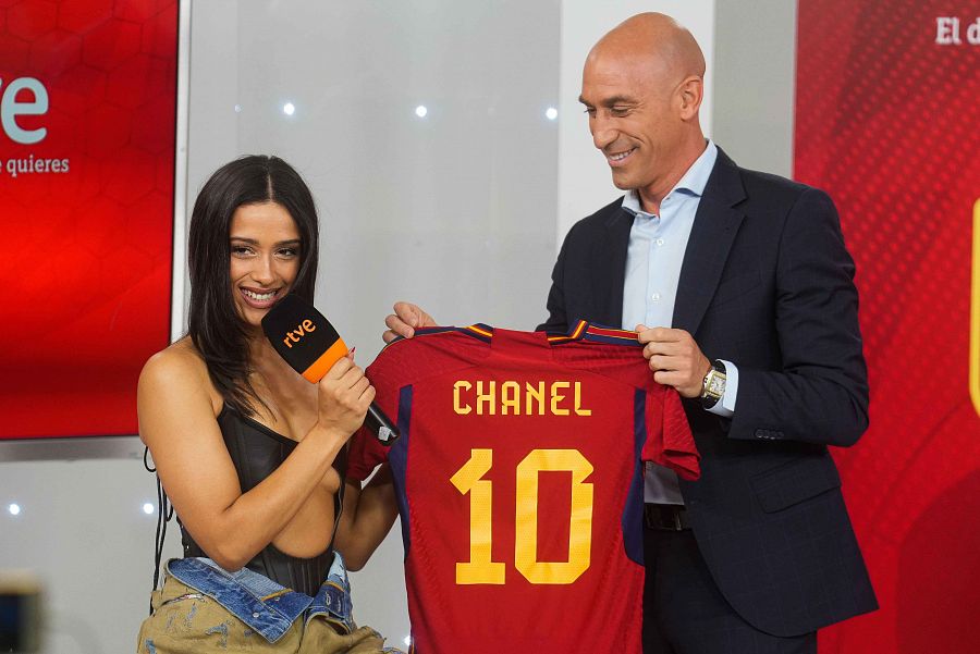 Luis Rubiales le entrega a Chanel la camiseta de la Selección Española
