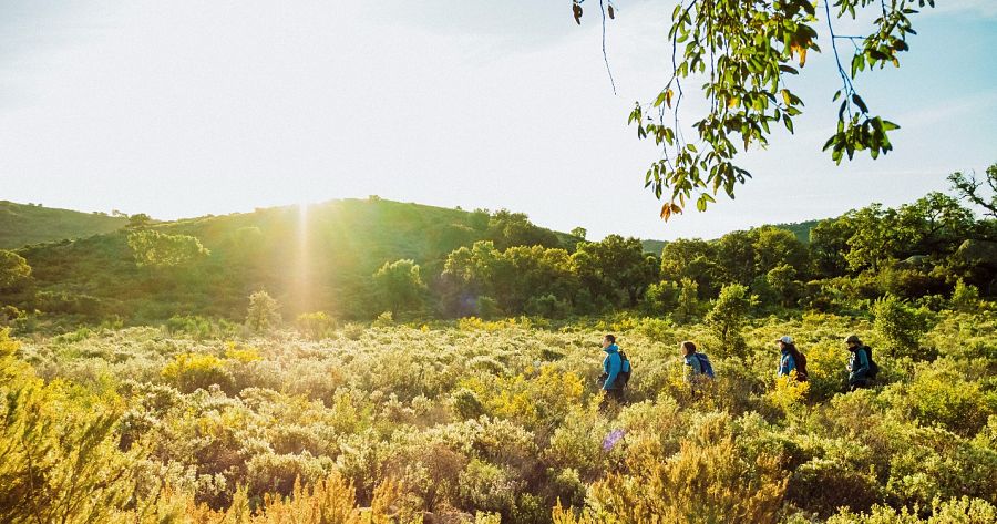Els participants de la transpirinenca passant per Espolla