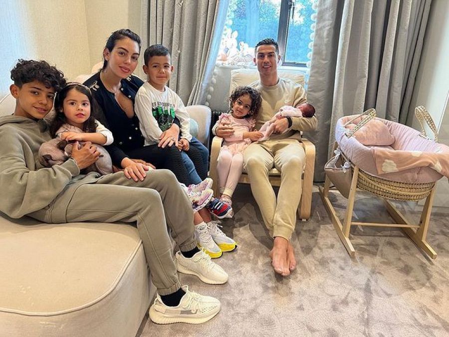 Georgina y Cristiano Ronaldo junto a sus cinco hijos: Cristiano Jr., los mellizos Eva y Mateo, Alana Martina y Bella Esmeralda